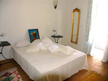 Schlafzimmer mit französischem Bett