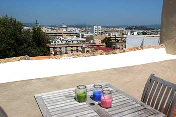 Dachterrasse mit Blick zum Hafen und Meer