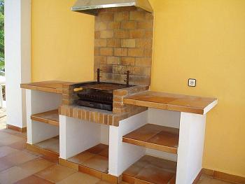 Überdachte Grillterrasse mit Grillecke