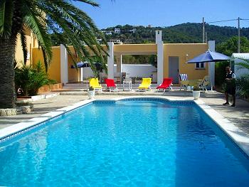 Pool und Sonnenterrasse