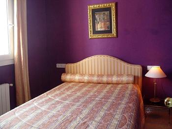 Schlafzimmer mit französischem Bett