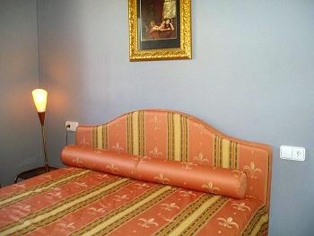 Schlafzimmer mit französischem Bett