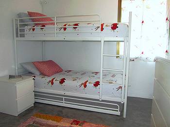 Schlafzimmer mit Etagen- und Ausziehbett