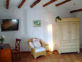 Ankleidebereich mit Flatscreen-TV