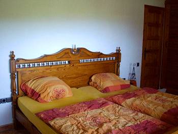 Schlafzimmer mit Doppelbett