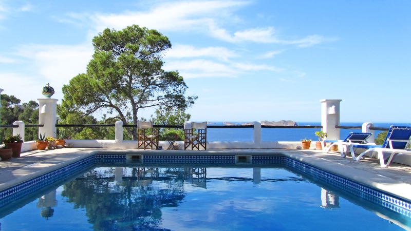 Ibiza — Pool und Küste