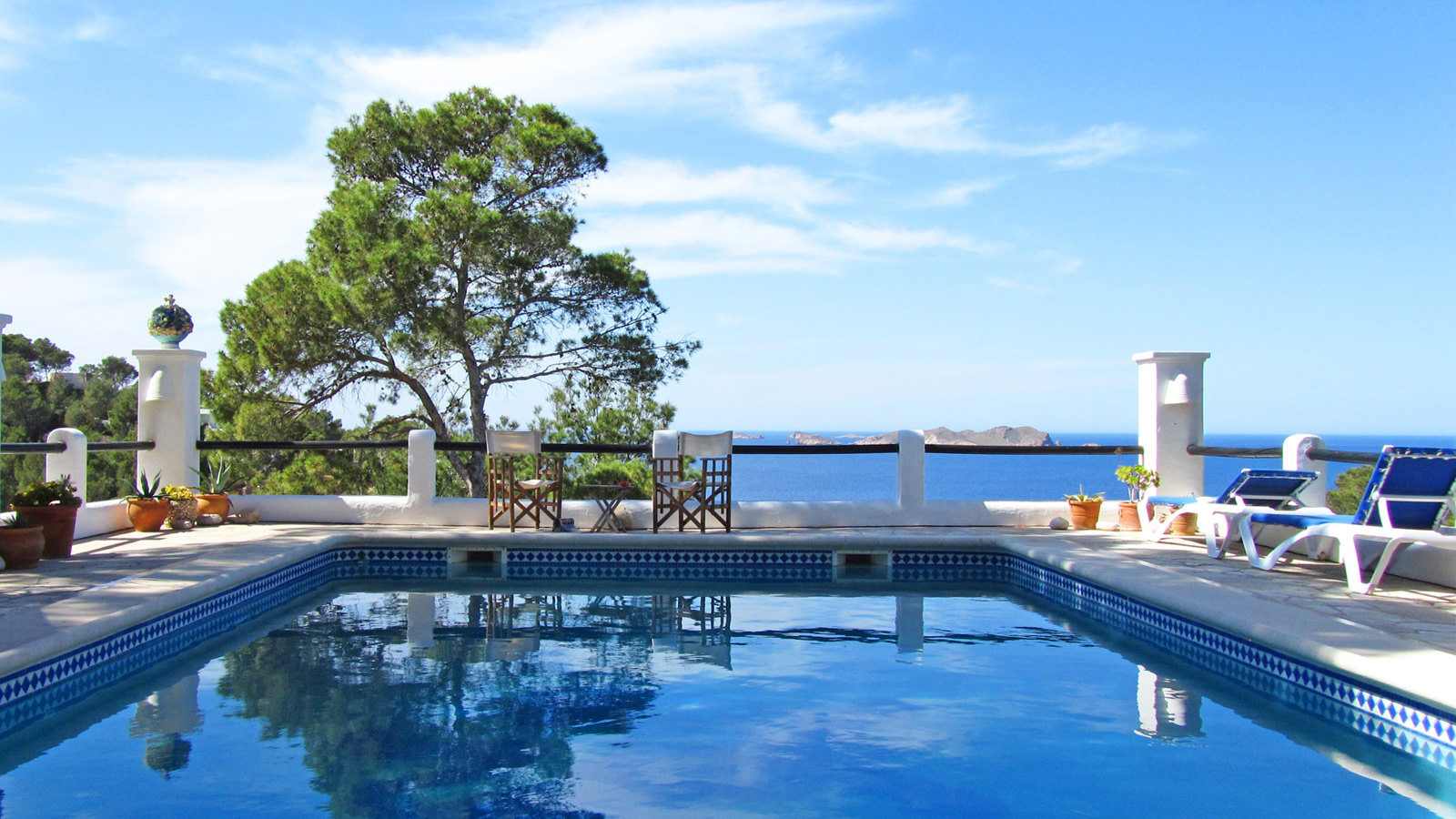 Ibiza — Pool und Küste
