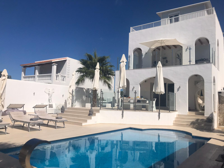 Strandnahe, moderne Villa mit Pool und Klimaanlage — Villa