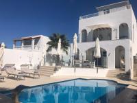 Strandnahe, moderne Villa mit Pool und Klimaanlage Strandnahe, moderne Villa mit Pool und Klimaanlage