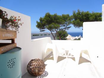 und privater Terrasse mit Meerblick
