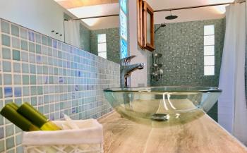 Modernes Duschbad en Suite