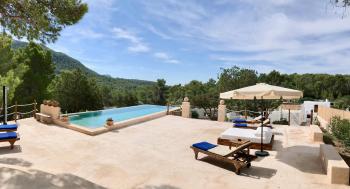 Infinity Pool mit Poolterrasse