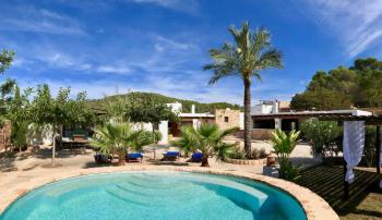 Möblierte Poolterrasse