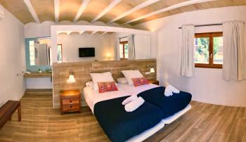 Schlafzimmer mit Doppelbett