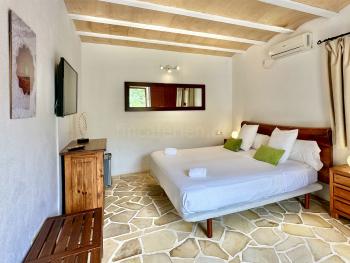 Schlafzimmer mit Doppelbett