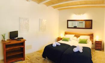 Schlafzimmer mit Doppelbett