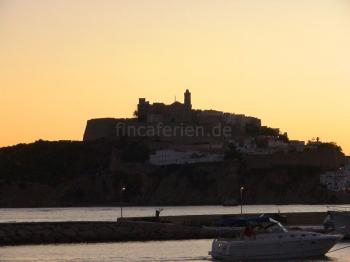 Ibiza-Stadt am Abend