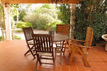 Überdachte Terrasse mit Gartenblick