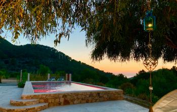 Modernes Ferienhaus mit Pool und Meerblick