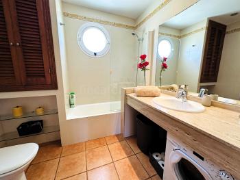 Badezimmer mit Wanne 