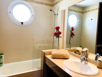 Badezimmer mit Wanne 