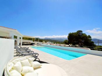 Strandnahe Villa mit Pool und Meerblick