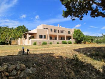 Moderne Villa mit Meerblick bei Es Cubells