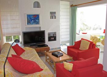 Wohnzimmer mit Sat-TV und Kamin