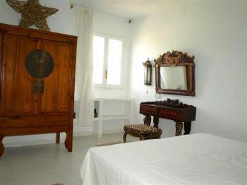 Schlafzimmer mit Doppelbett