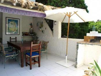 Möblierte und überdachte Terrasse