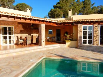 Moderne Villa im stilvollen Ibiza-Ambiente