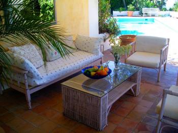 Terrasse mit Blick zum Pool