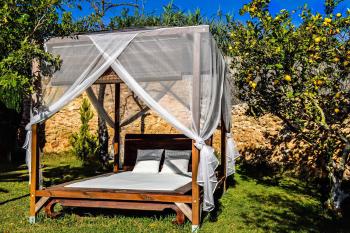 Bali-Chill-Out-Bett im Garten