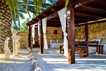 Überdachte Chill-Out-Terrasse