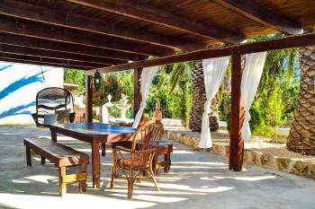 Überdachte Chill-Out-Terrasse