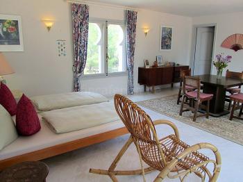 Doppelbett und Essplatz