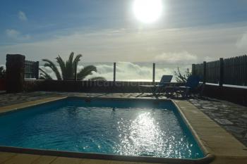 Relaxen am Pool und Meerblick genießen