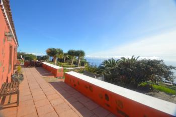 großer Terrasse und tollem Meerblick