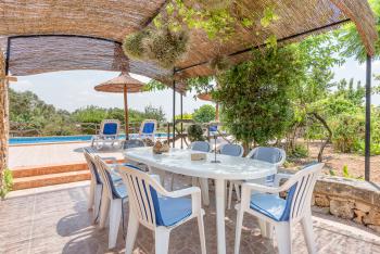 Pergola mit Esstisch am Pool