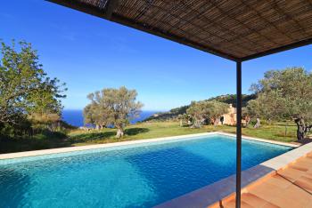 Finca mit Pool und Meerblick