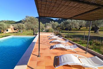 Pool und Sonnenterrasse