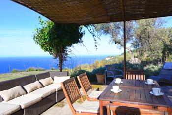 Möblierte Terrasse mit Meerblick