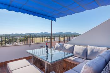 Möblierte Dachterrasse mit Panoramablick