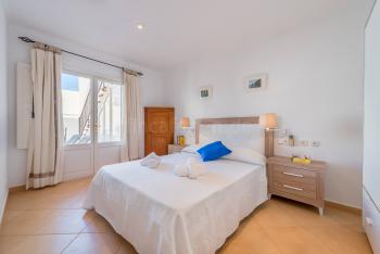 Schlafzimmer mit Zugang zum Innenhof