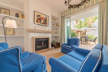 Wohnzimmer mit Ausgang zum Innenhof