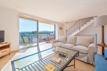 und Balkon mit Meerblick