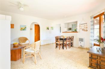 Helles Wohn- und Esszimmer