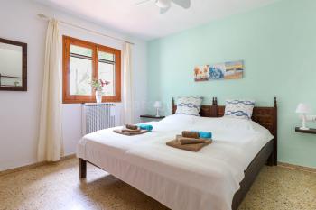 Schlafzimmer mit Doppelbett