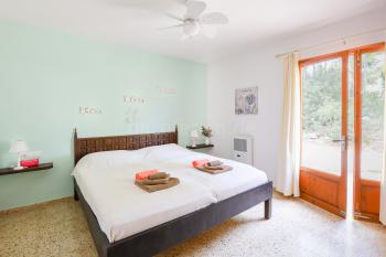 Schlafzimmer mit Doppelbett, Gasheizung