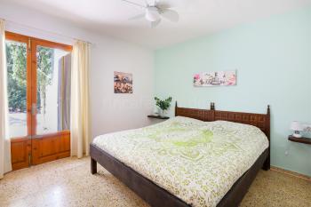 Schlafzimmer mit Doppelbett